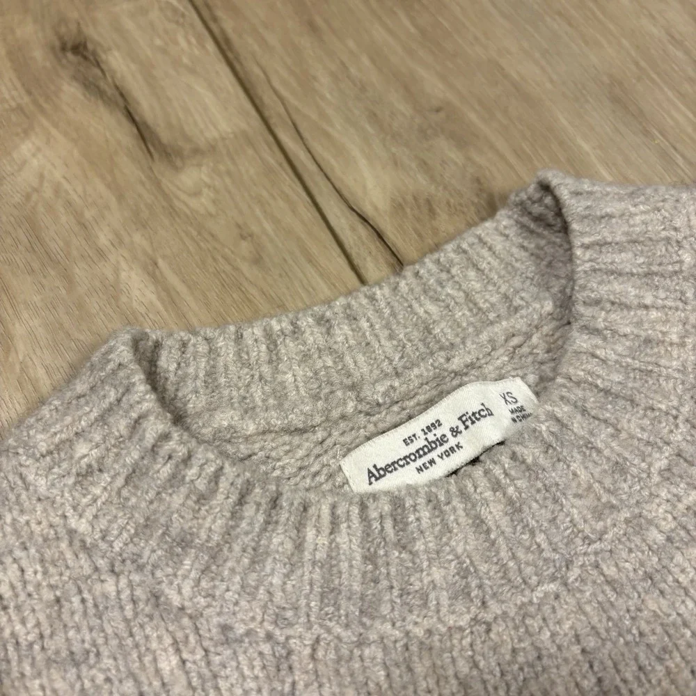 Abercrombie and Fitch Sweater Knit Roses Flowers Size Extra Small‎ - Oatmeal